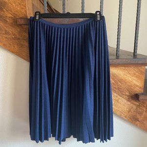 St. John pleated skirt in navy Santana knit. Size 2